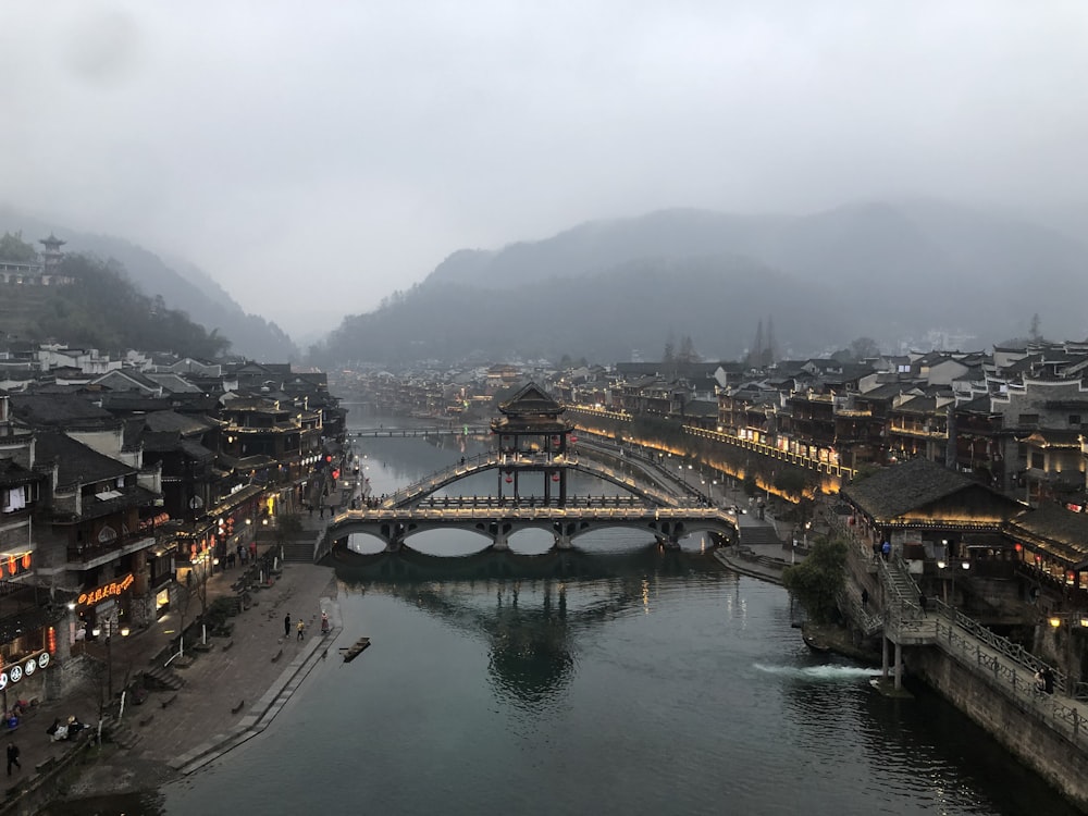 Puente de hormigón gris entre edificios de gran altura