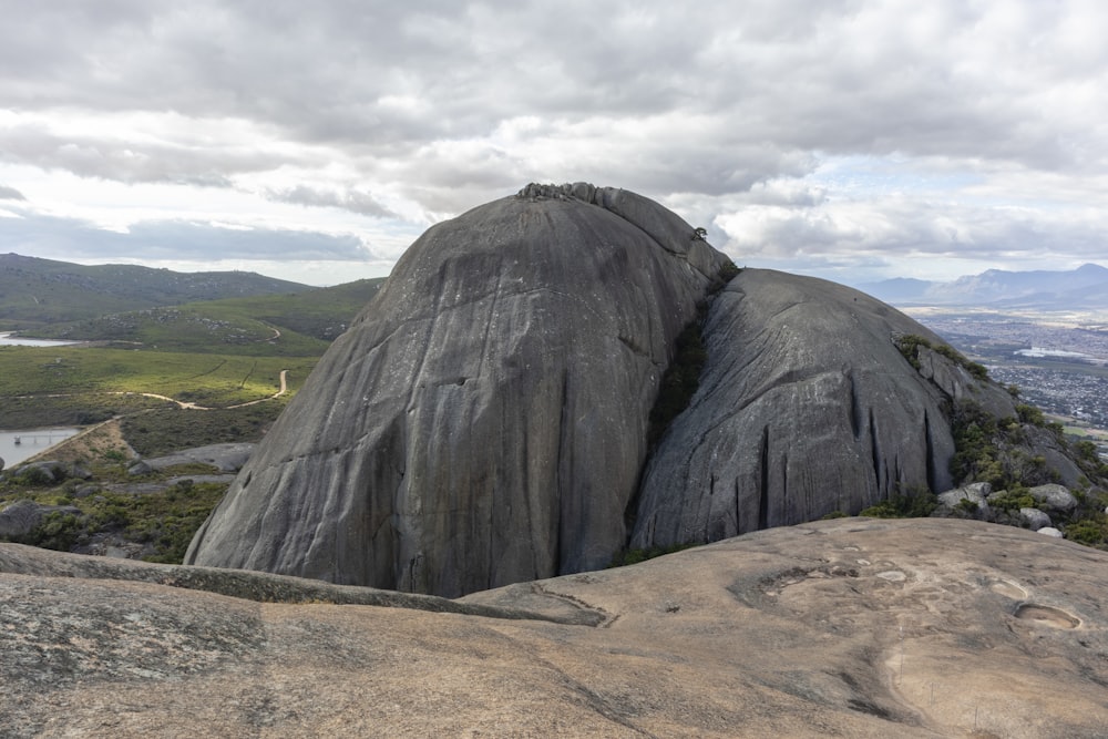 uma vista de uma grande rocha ao longe