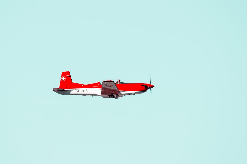 Rotes und weißes Flugzeug