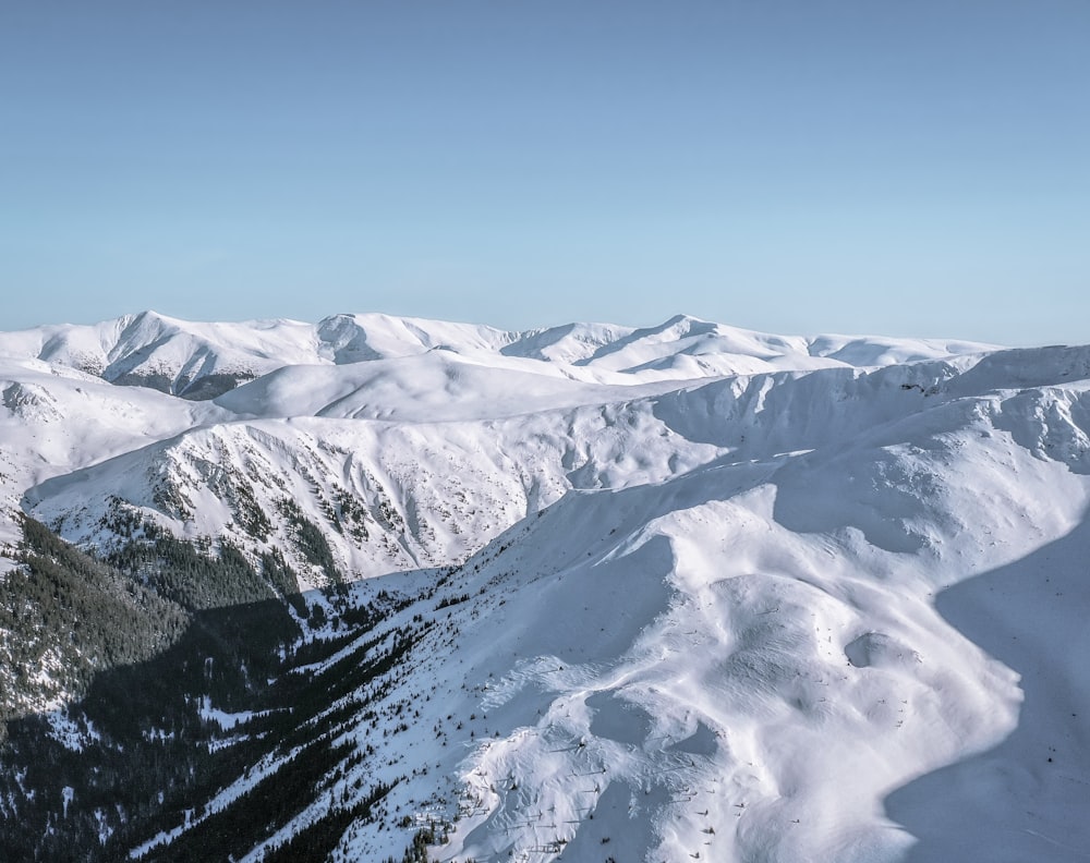 Berg mit Schnee bedeckt