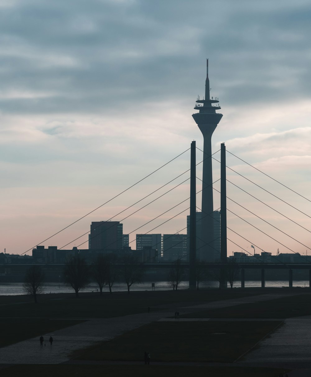 Betongebäude unter blauem Himmel