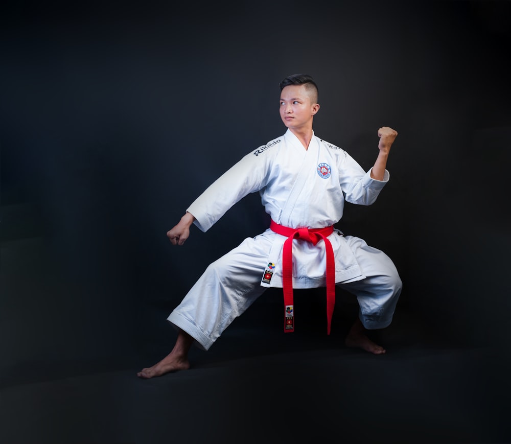 Homem em pé vestindo Karate GI branco