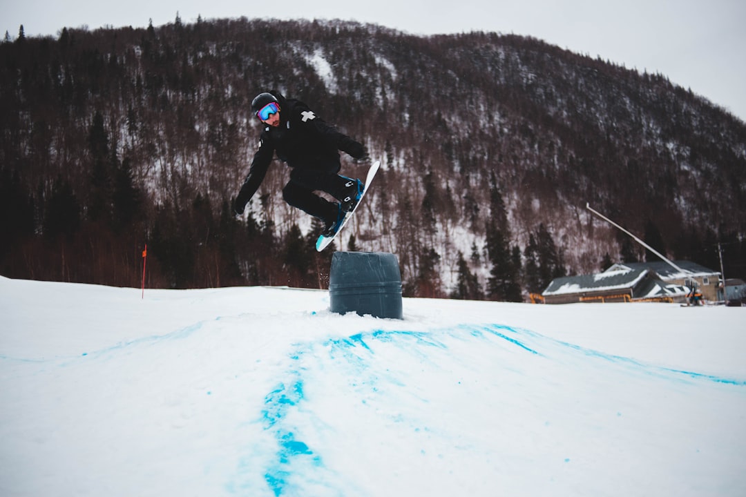 person snowboarding during daytime