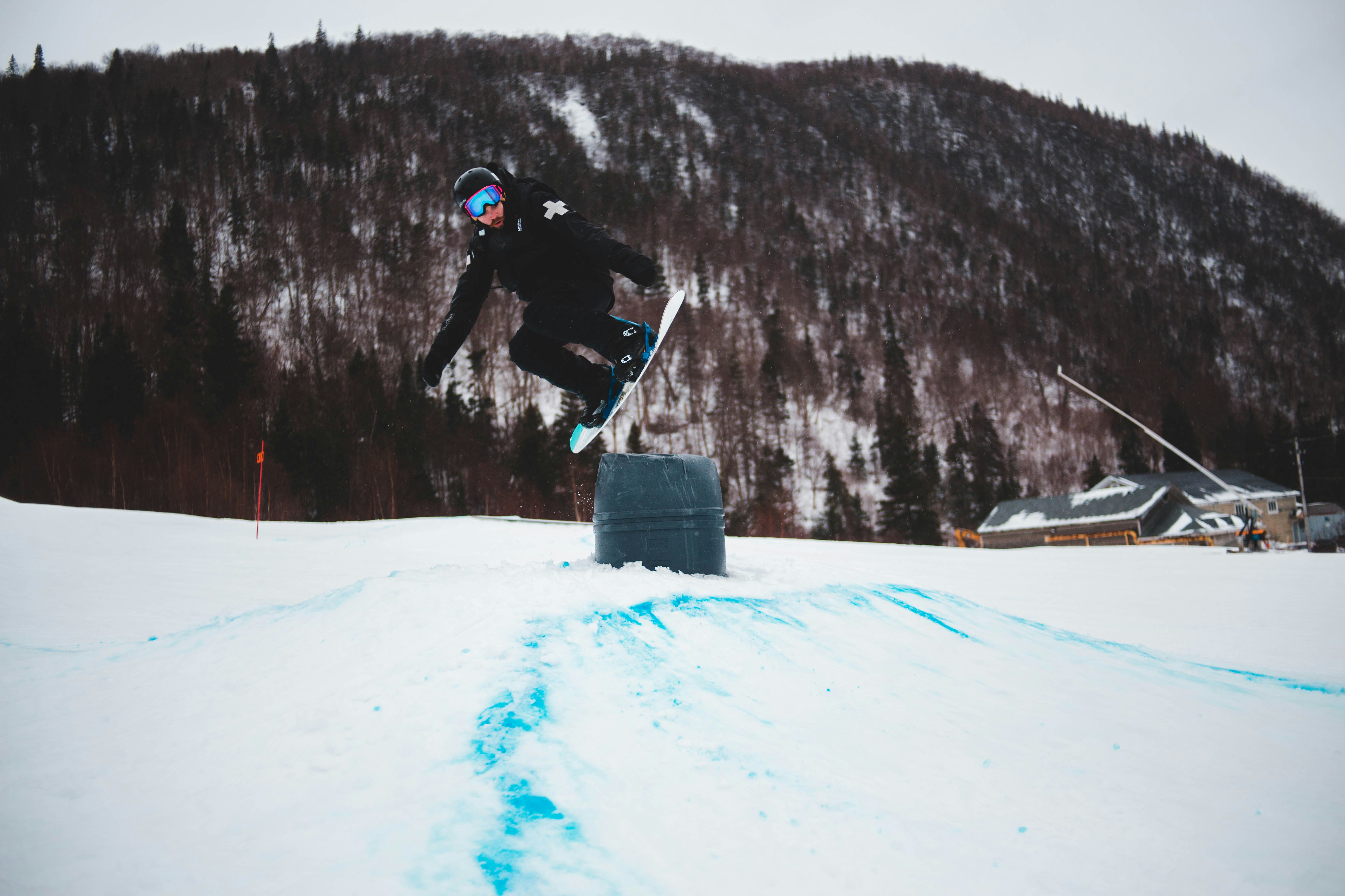 person snowboarding during daytime