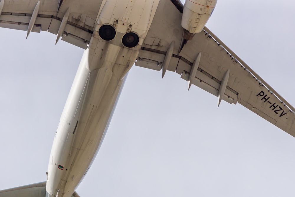 Photographie en contre-plongée d’un avion de ligne blanc