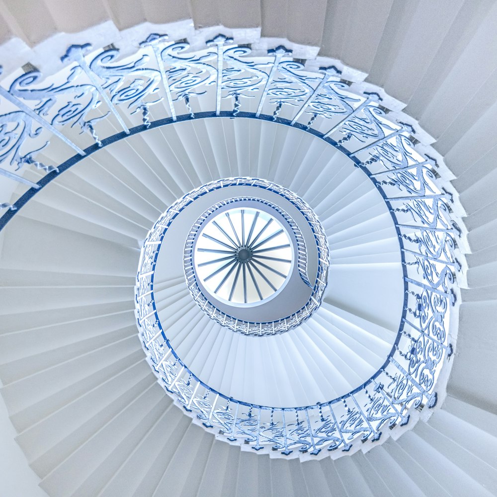 décor spirale blanc et bleu