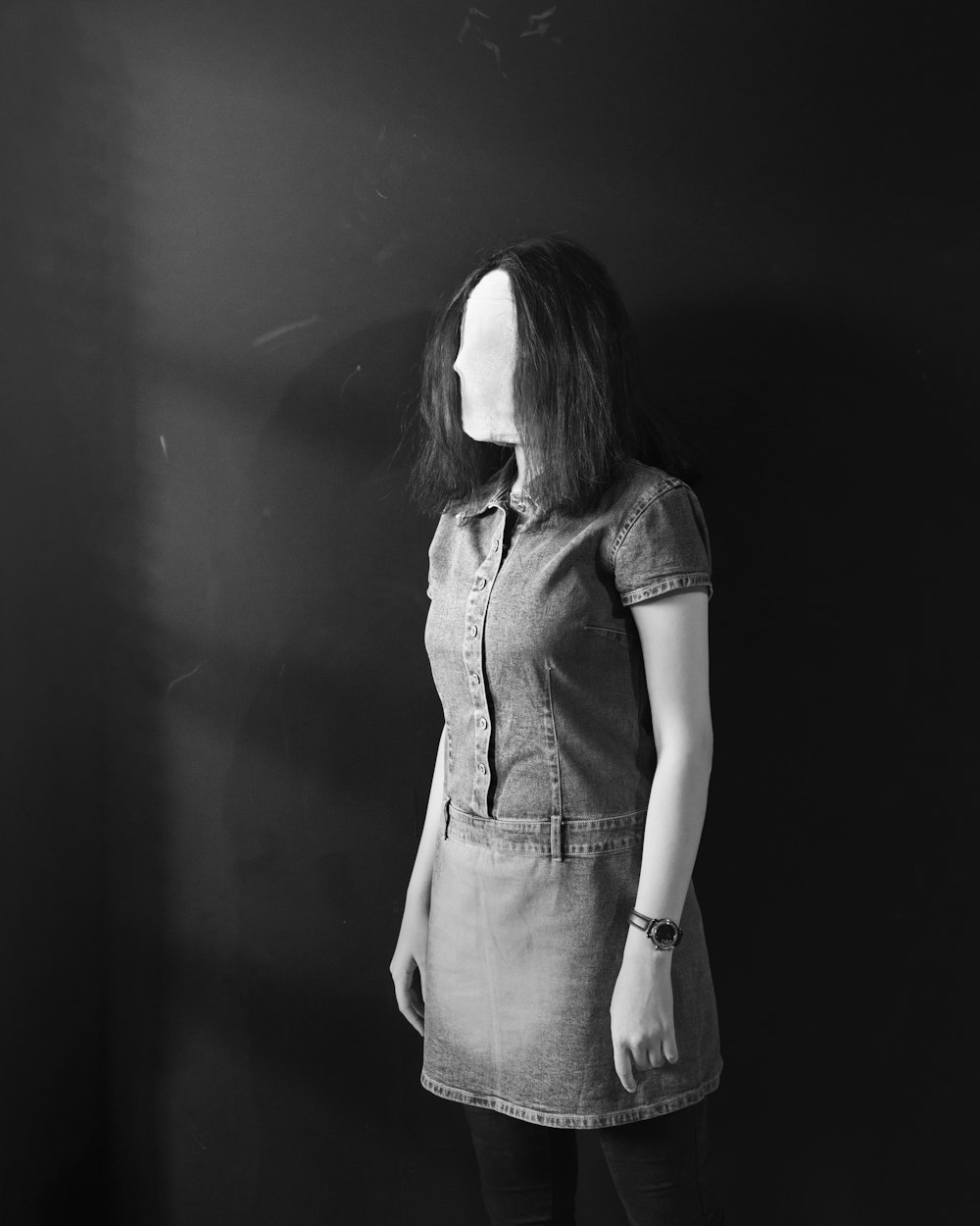 woman in grey short-sleeved dress