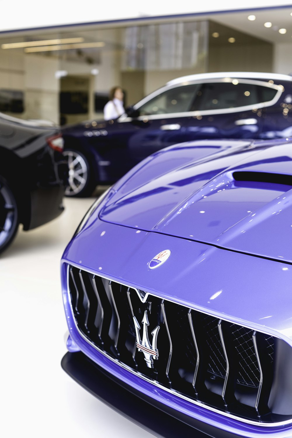 emblema azul do veículo Maserati