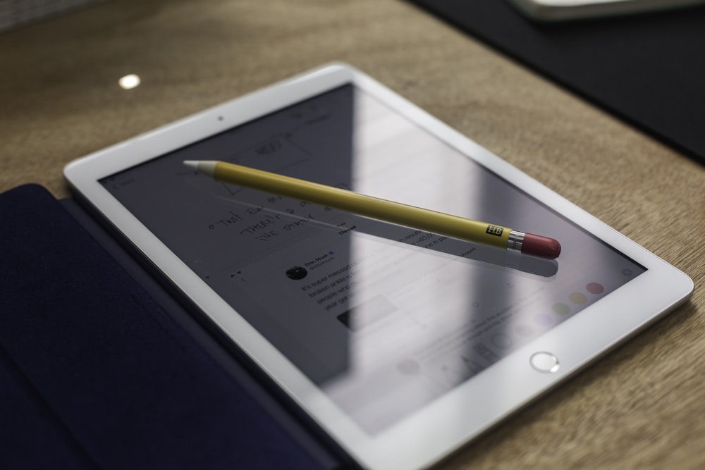 matita gialla su iPad bianco