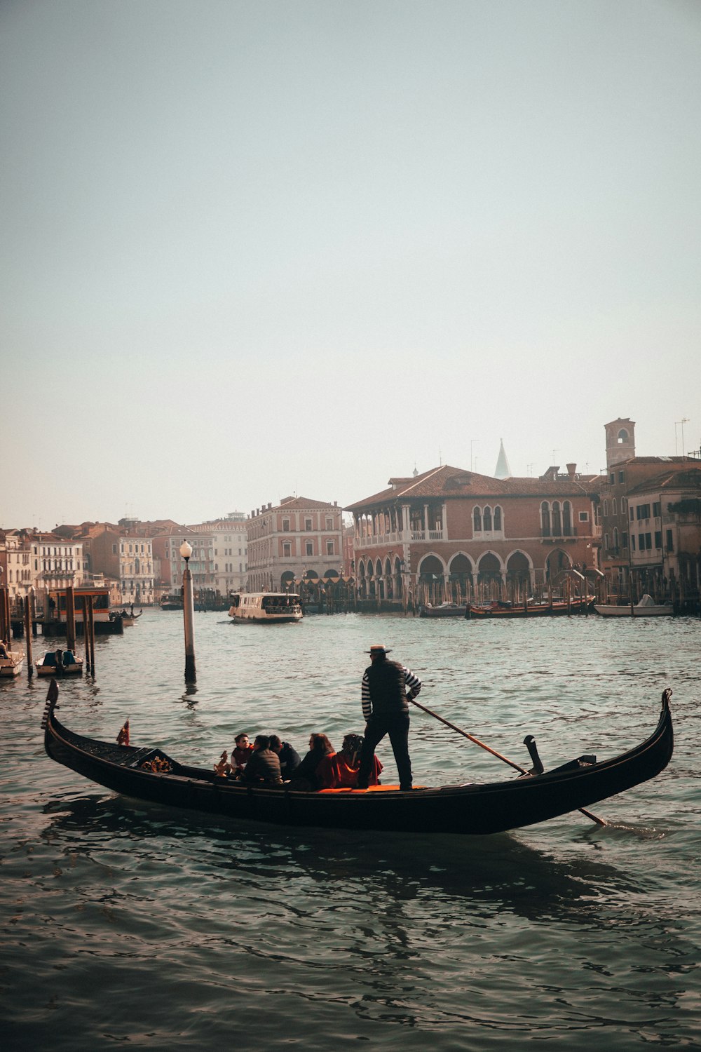 pessoas em barco de gôndola em Itália