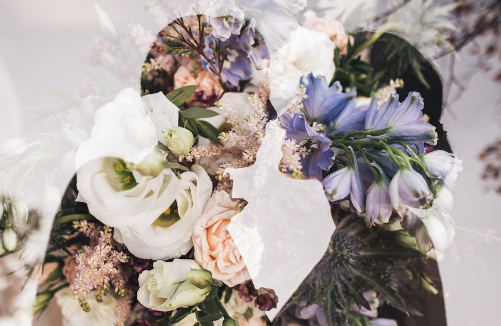 flores de pétalos morados y blancos