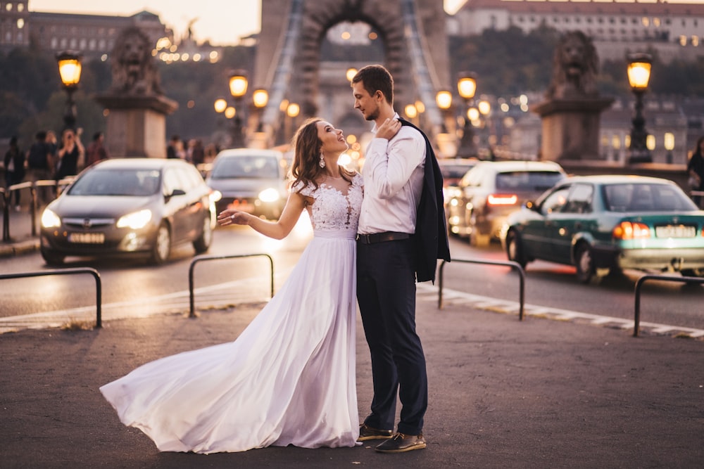 recém-casados em pé na rua durante o dia