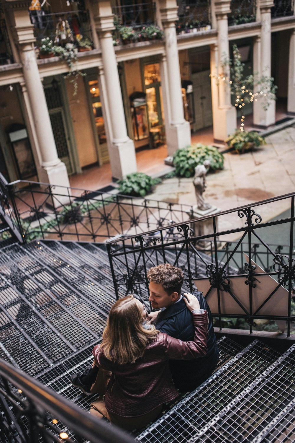 couple assis sur les escaliers