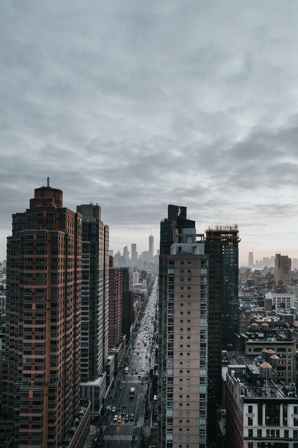 Edificio de Tower Block bajo cielo nublado