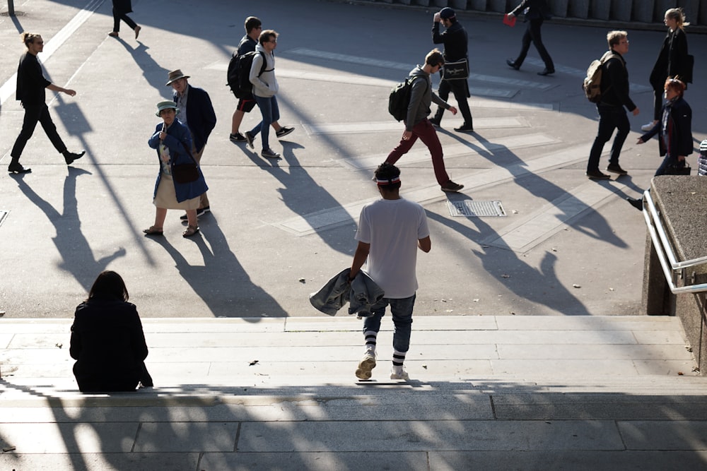 personnes marchant dans la route pendant la journée