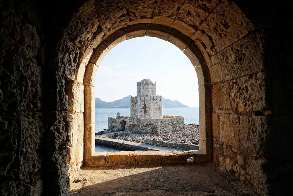 edificio in cemento bianco vicino a uno specchio d'acqua