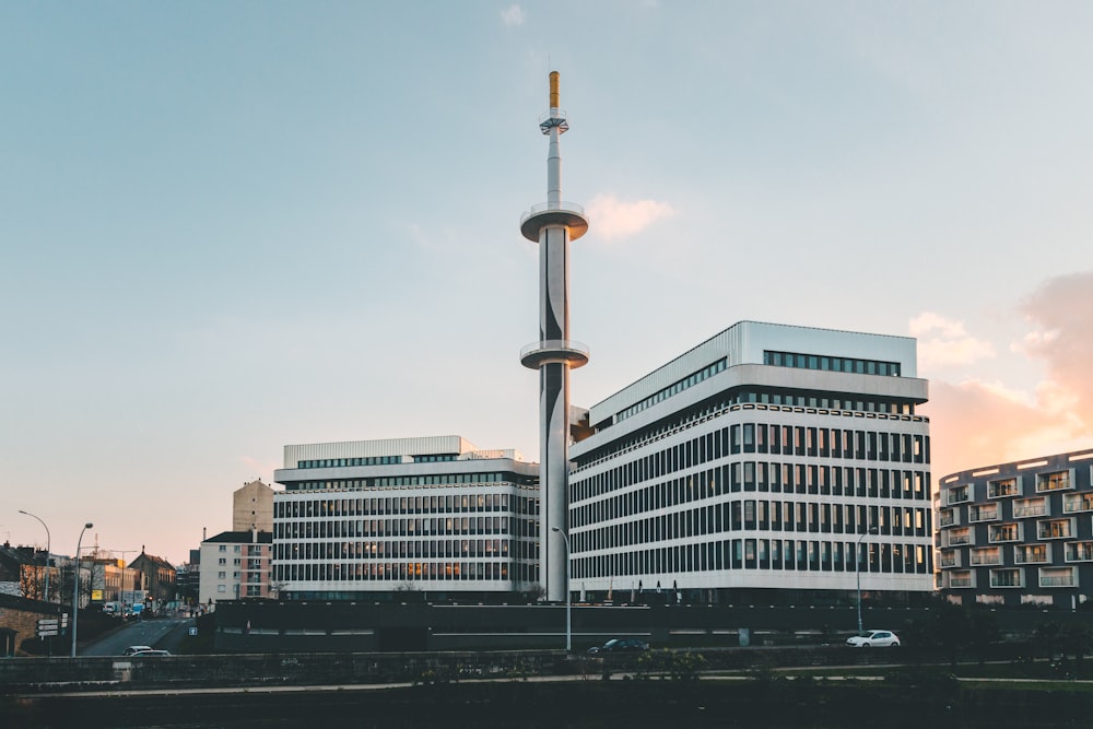 Hochhäuser unter klarem Himmel bei Tag