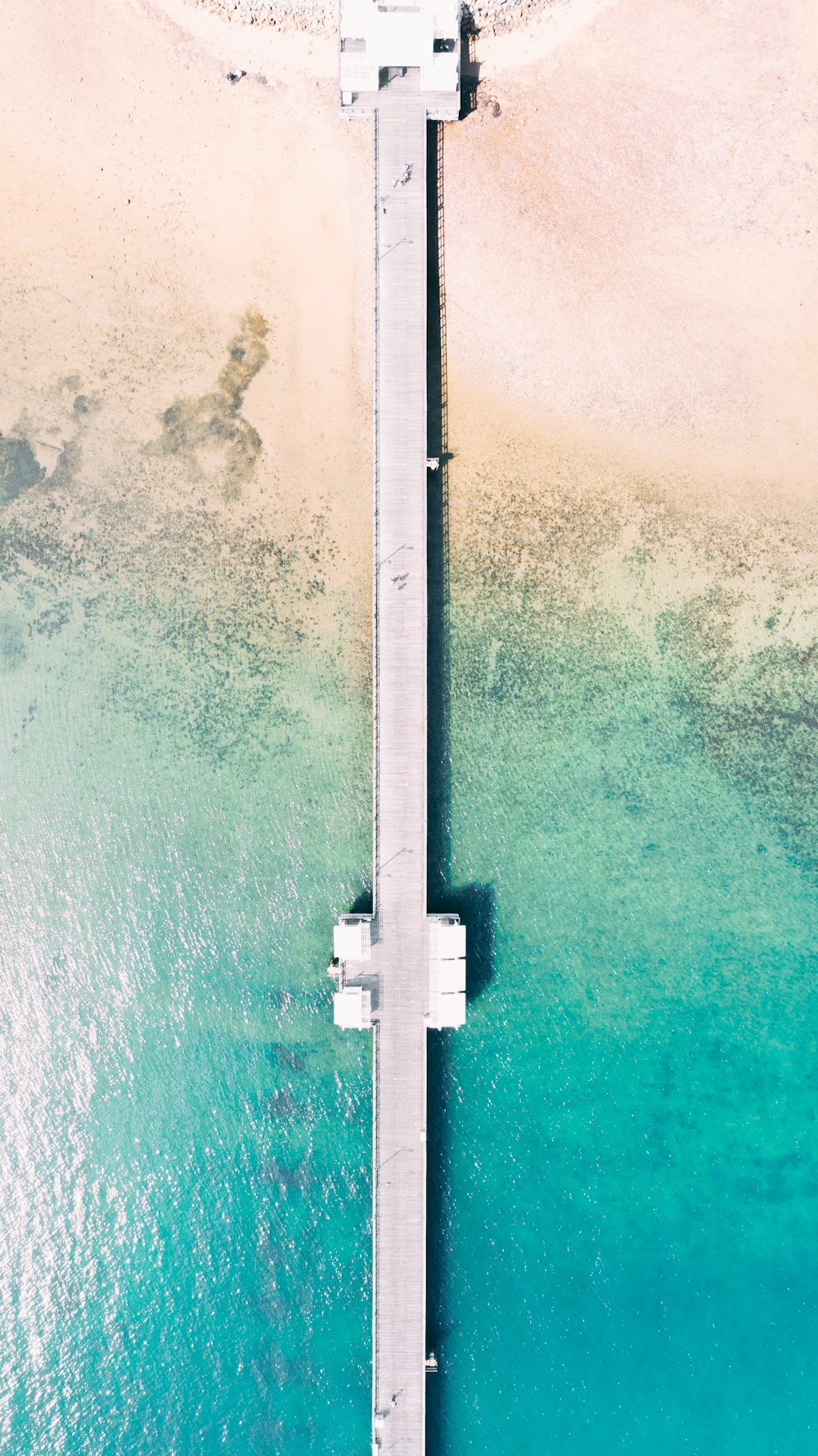 Vista aérea del puente gris sobre el agua