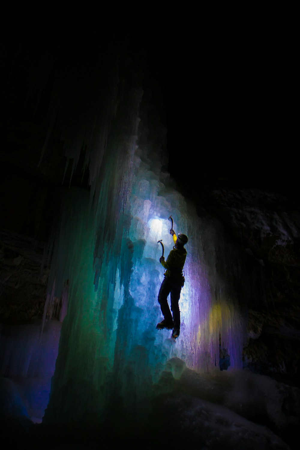 Un homme debout dans une grotte avec une lampe de poche