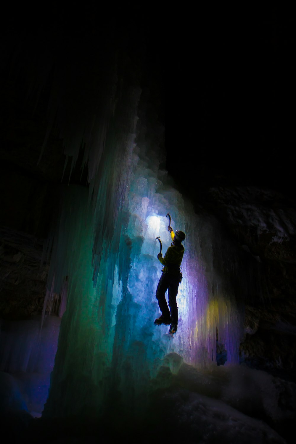 Un uomo in piedi in una grotta con una torcia elettrica