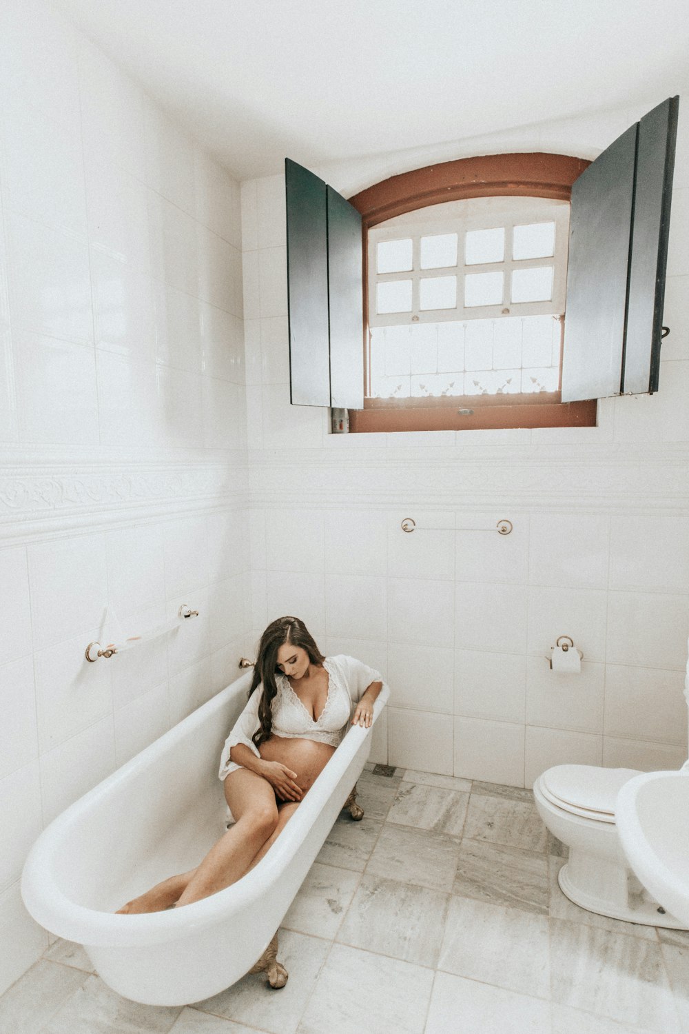 Female In Bathtub Pictures Download Free Images On Unsplash