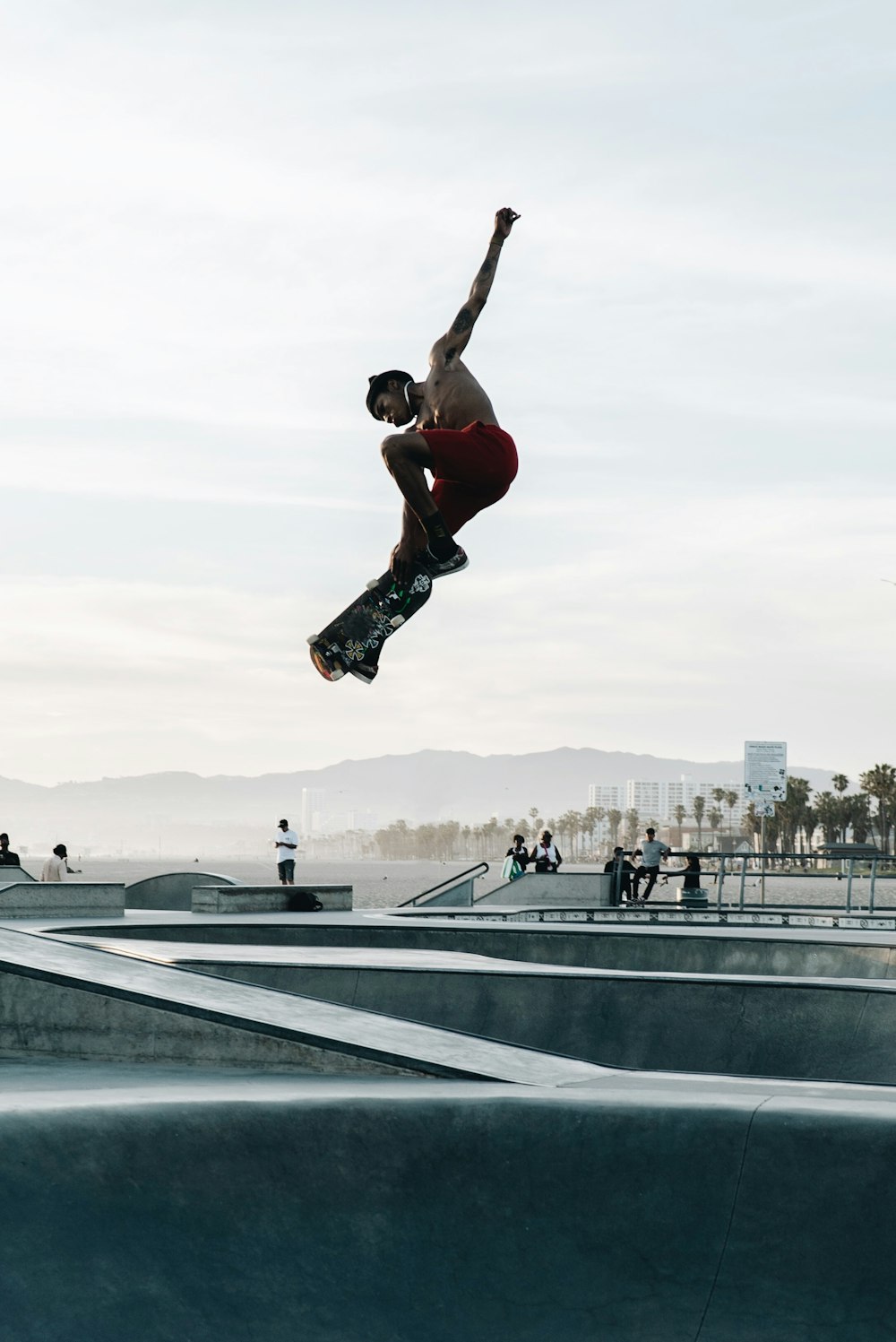 homme faisant des figures de skateboard