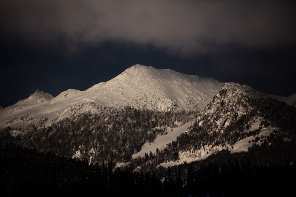 montagna innevata