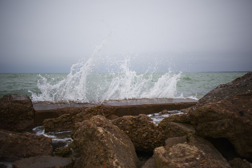 olas del mar rompiendo contra la roca