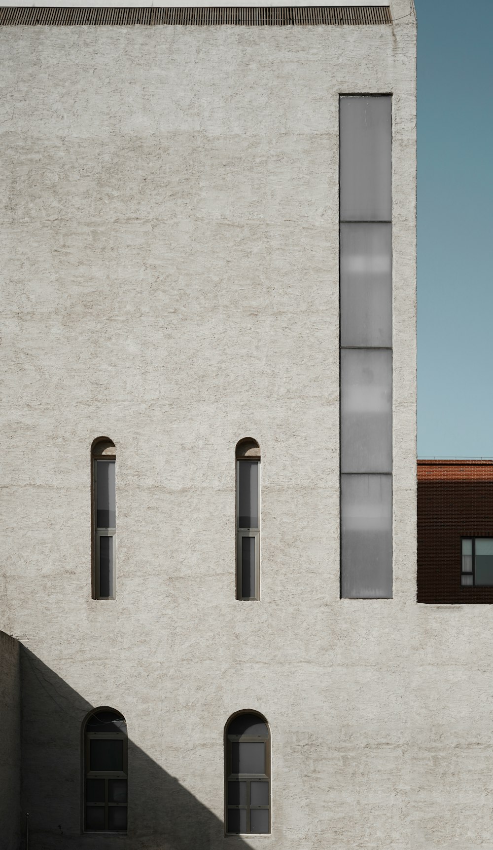 gray concrete building