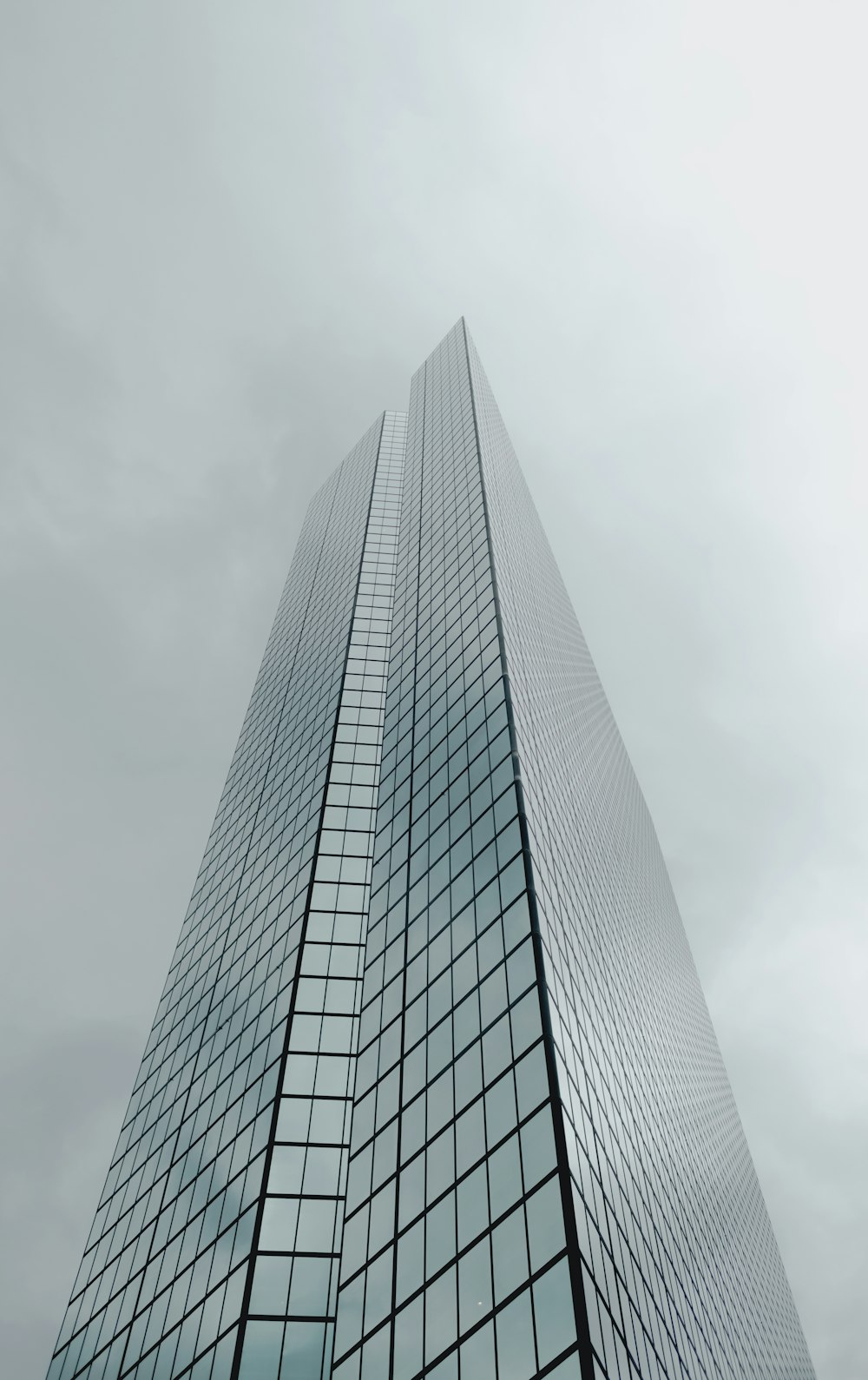 Fotografía de ángulo bajo de un edificio de hormigón