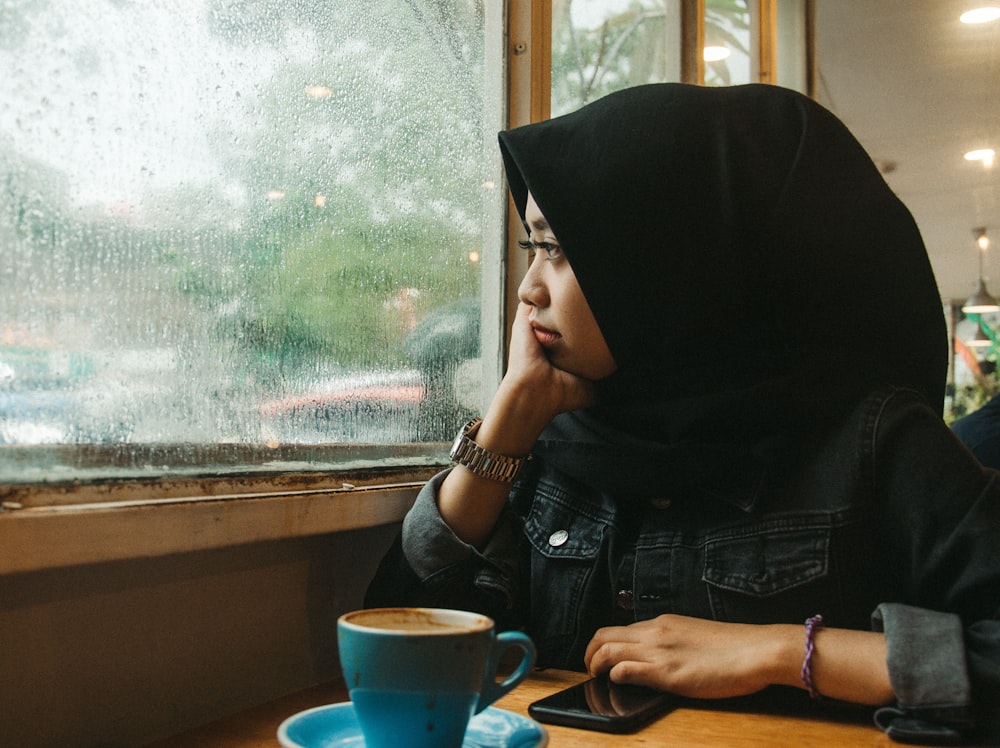 woman wearing black hijab