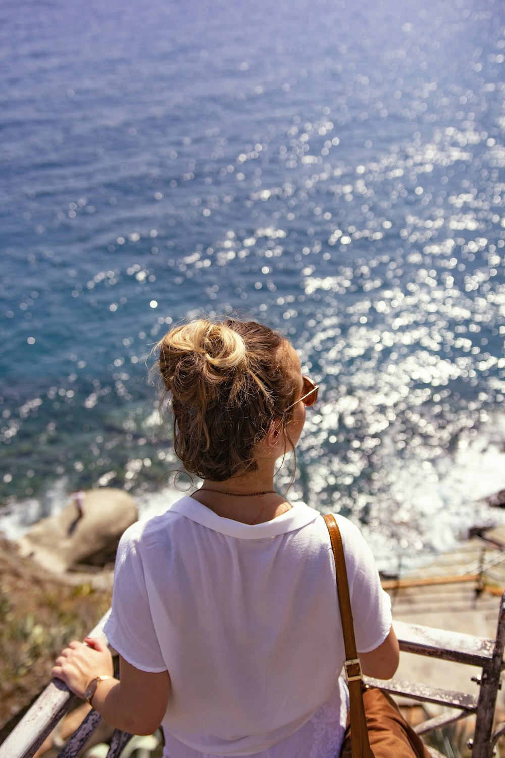 woman wearing on white crew-neck shirt