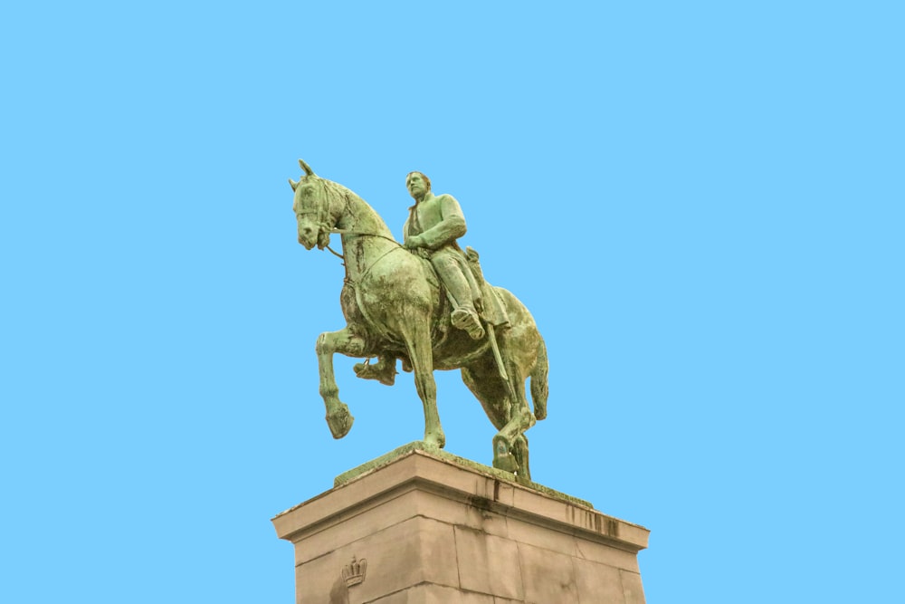 Statue d’homme chevauchant sur un cheval