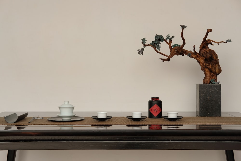 bonsaï brun sur le dessus de la table