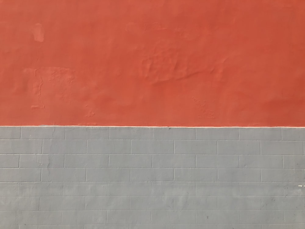 parede pintada de cinza e laranja