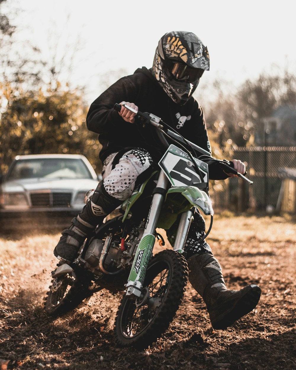 Mann fährt auf schwarzem und grünem Motocross-Dirtbike