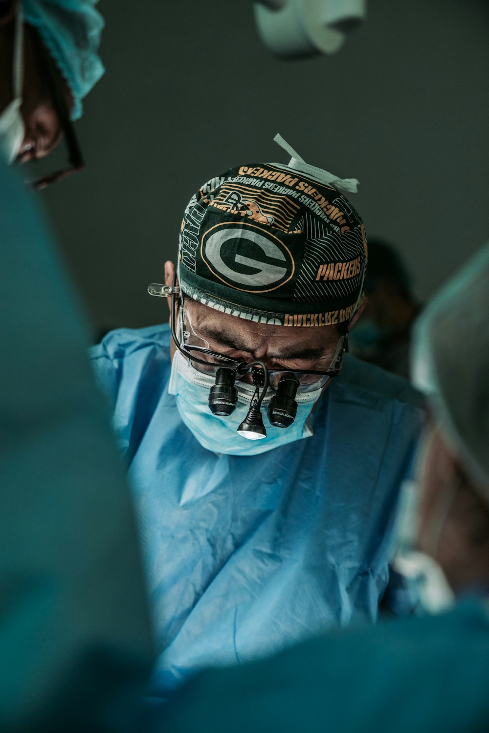 Arzt mit Green Bay Packers-Hut