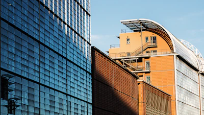 Exterior view of the víarueda center with clean, modern architectural lines.