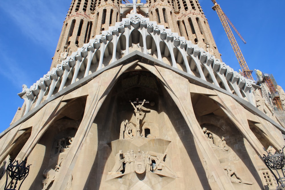 edifício de concreto marrom e branco durante o dia