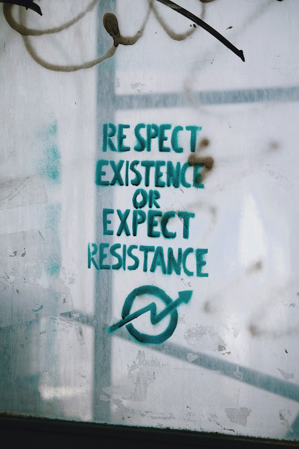 Respektieren Sie die Existenz oder erwarten Sie Widerstand Text auf Glastafel