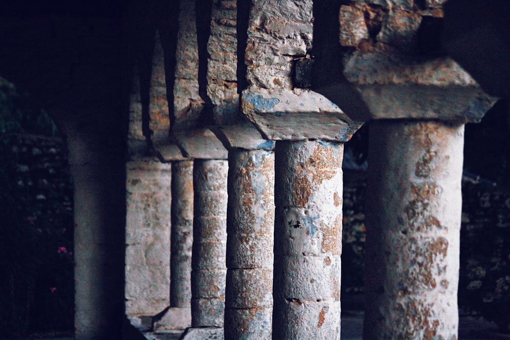 closeup photo of brown and white concrete columns