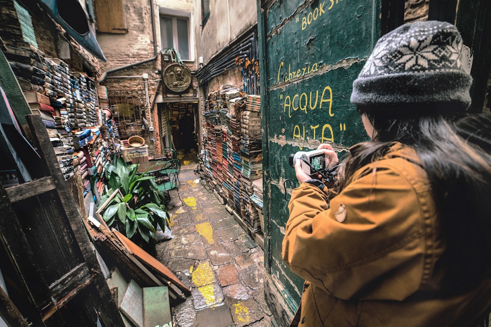 路地の写真を撮る女性