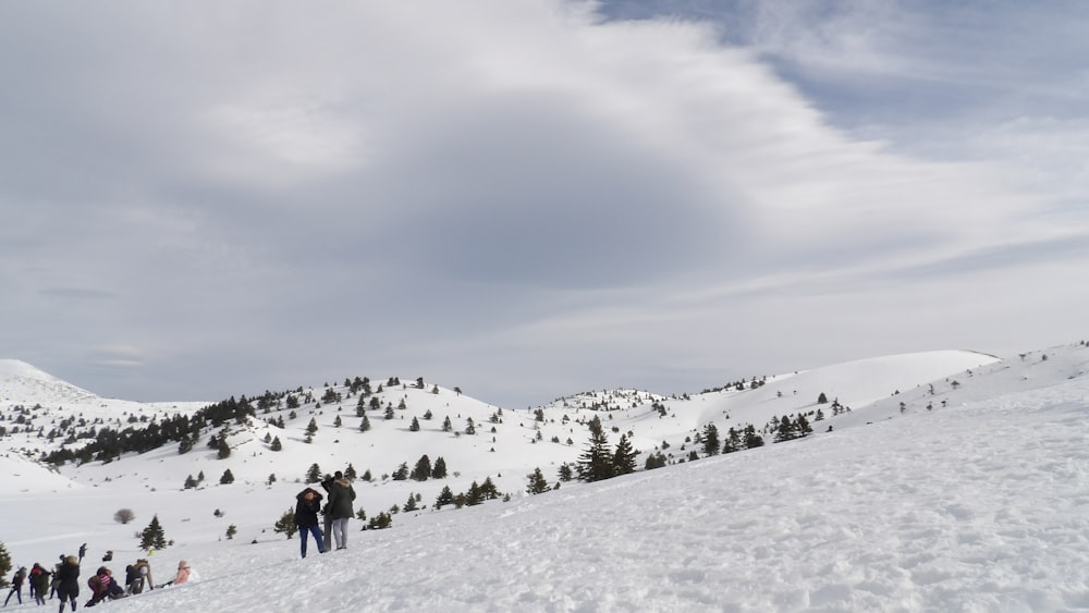 Zwei Personen auf verschneitem Berg