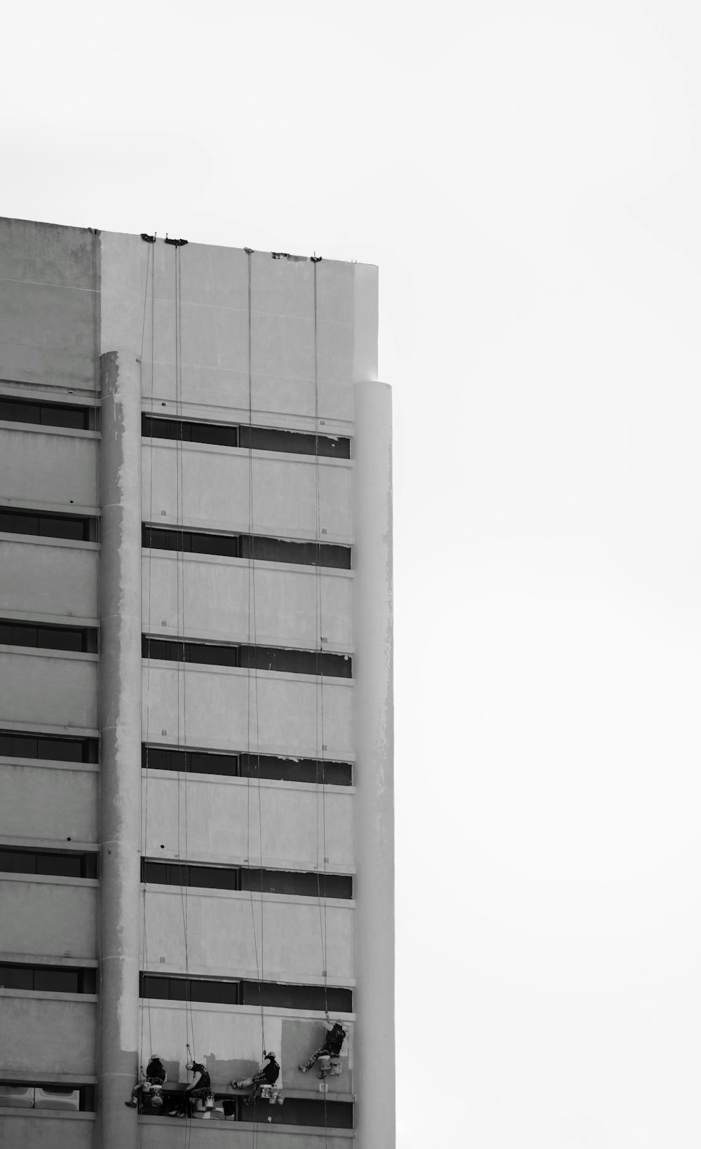 白いコンクリートの建物のグレースケール写真