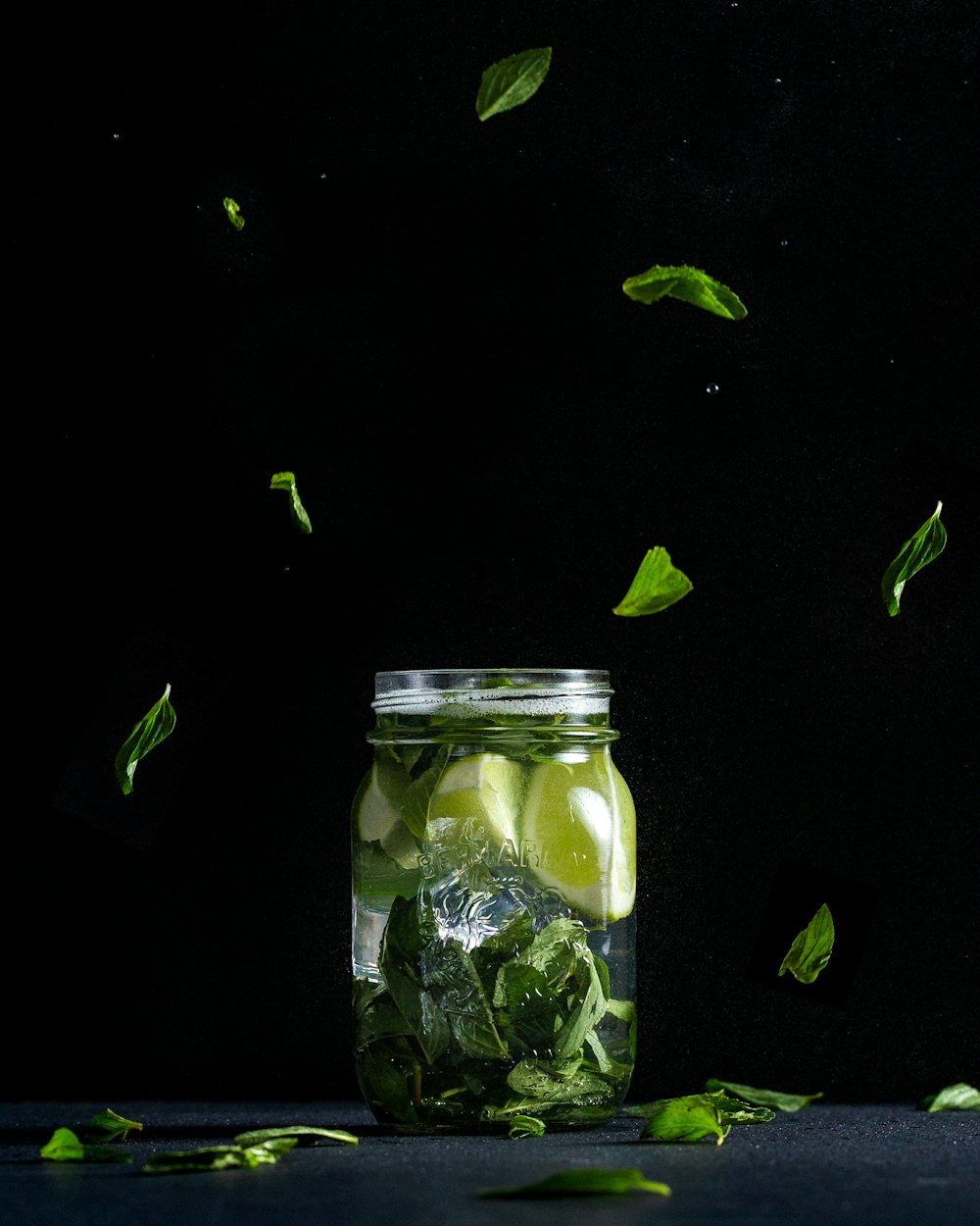 citron vert tranché dans un bocal en verre transparent