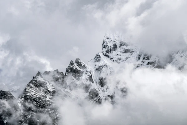 Sommets himalayens dans les nuages