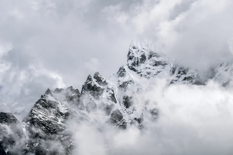 Sommets himalayens dans les nuages
