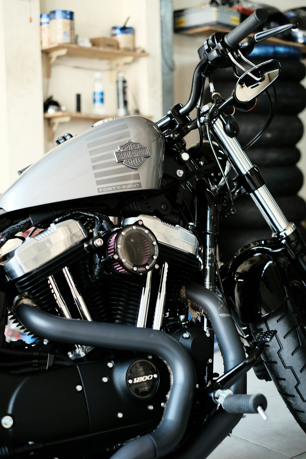 motocicleta Harley-Davidson preta e cinza