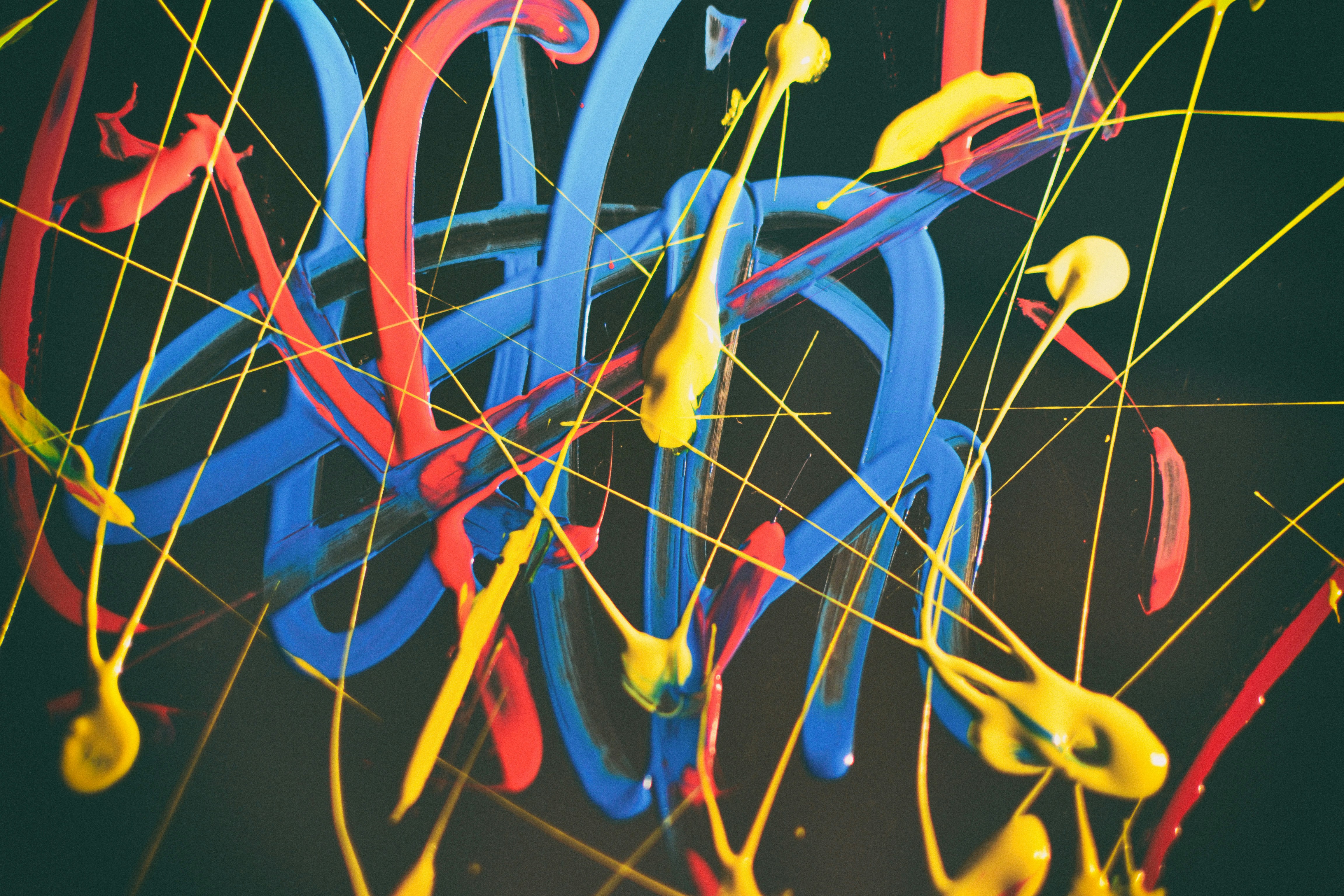 Foto di vernici blu, rosse e gialle