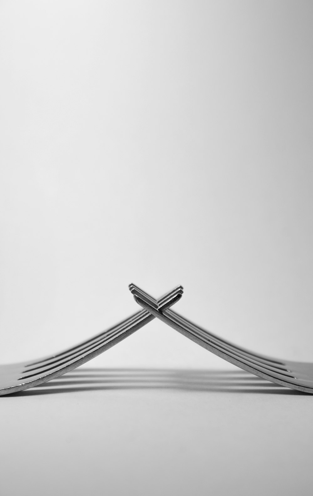 foto di forchette in acciaio inossidabile su sfondo bianco